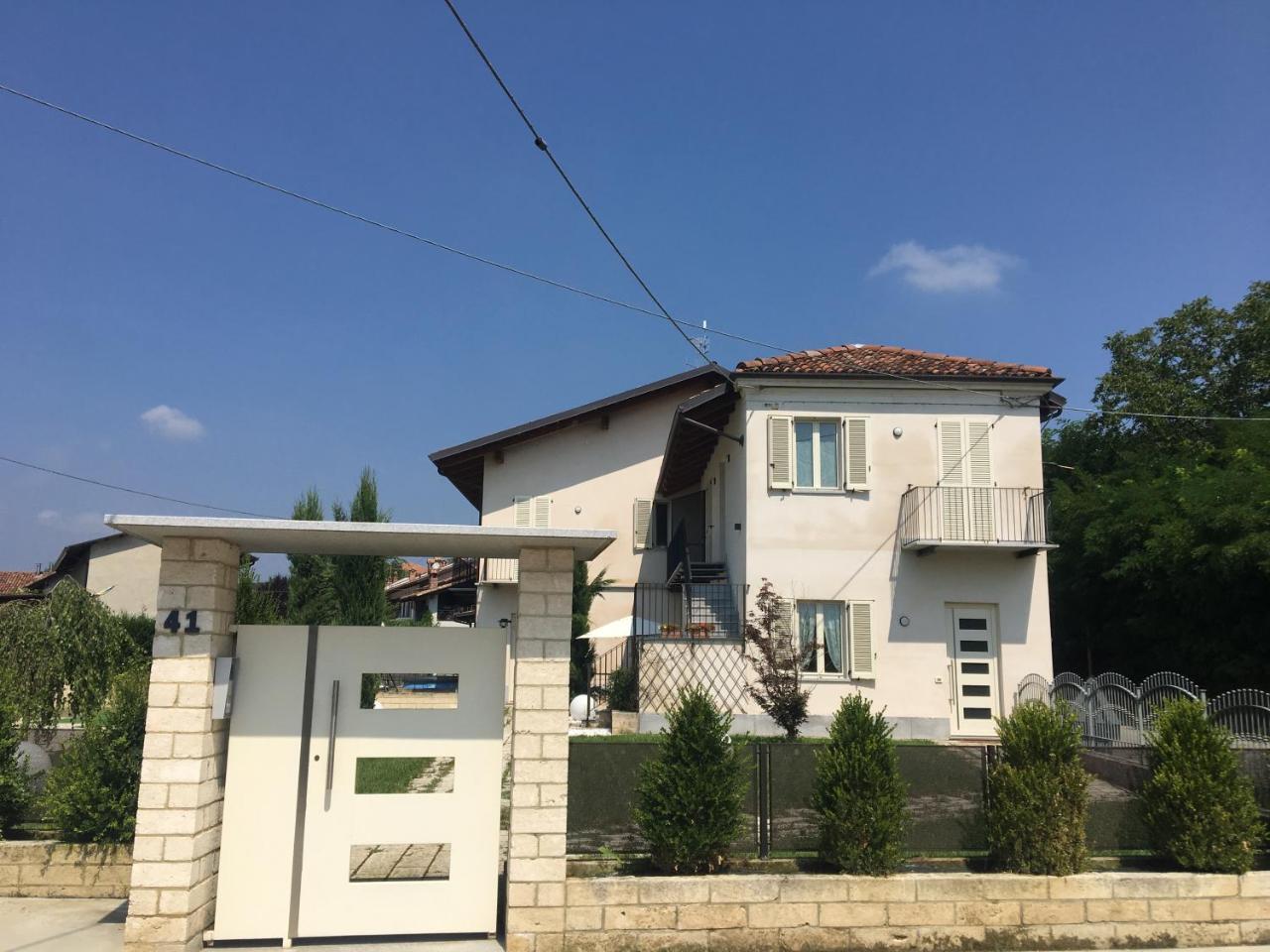 Home Holiday "Da Mamma" Alba  Bagian luar foto