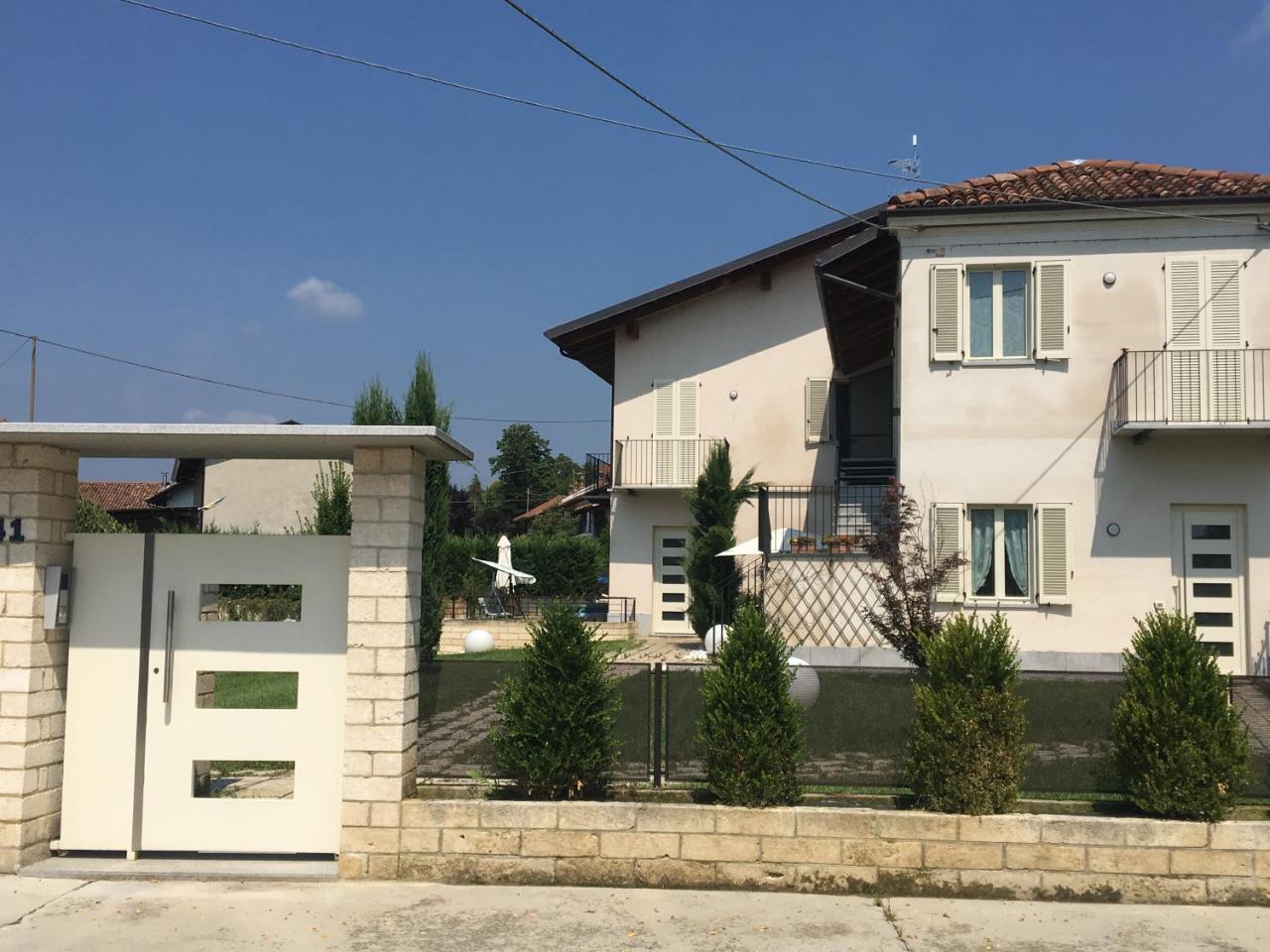 Home Holiday "Da Mamma" Alba  Bagian luar foto